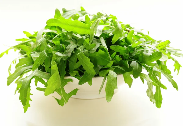 Skål med färska gröna, naturliga sallad ruccola — Stockfoto