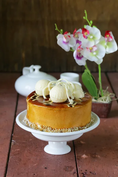 Torta caramello biscotto decorato con cioccolato bianco — Foto Stock