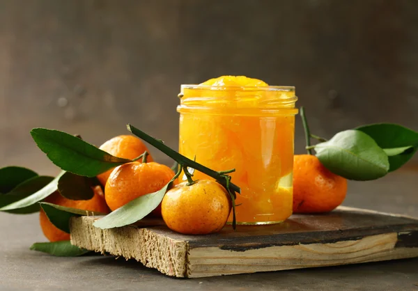 Natürliche Bio-Mandarine (Orange) in Sirup — Stockfoto