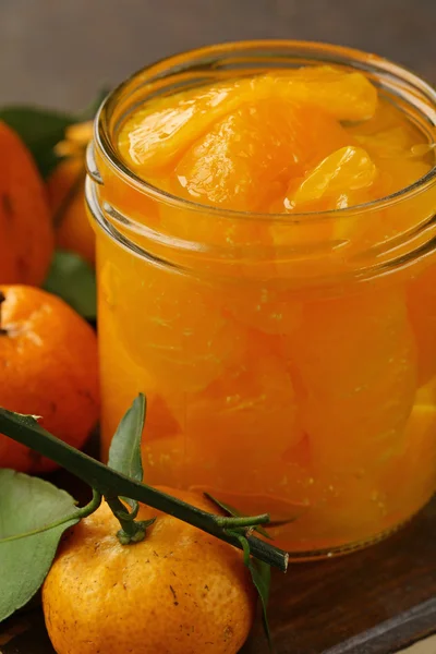 Натуральный органический консервированный мандарин (оранжевый) в сиропе — стоковое фото
