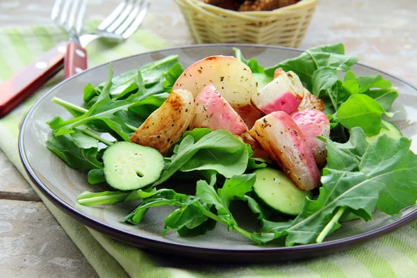 Salade fraîche et saine au radis, concombre et roquette — Photo