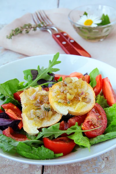 Salada saudável fresca com croutons de tomate e cebola — Fotografia de Stock