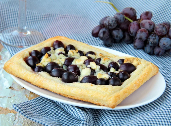 Tart of puff pastry with grapes and blue cheese — Stock Photo, Image
