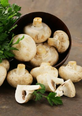 doğal organik ham mantar petrol masada