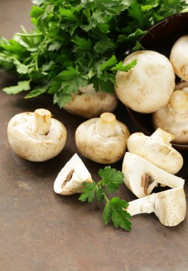 doğal organik ham mantar petrol masada