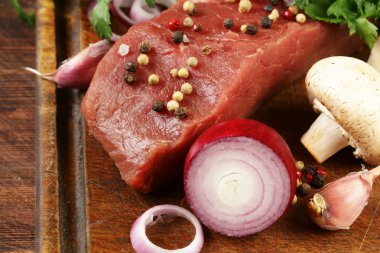 Sebze ve baharatlar ile kesme tahtası üzerinde taze çiğ biftek et