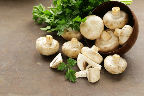 Natürliche rohe Champignons aus biologischem Anbau auf dem Tisch — Stockfoto