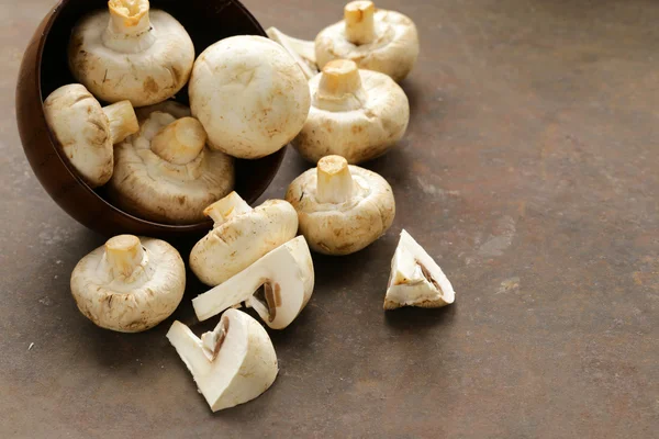 Champiñones naturales de setas crudas orgánicas en la mesa —  Fotos de Stock