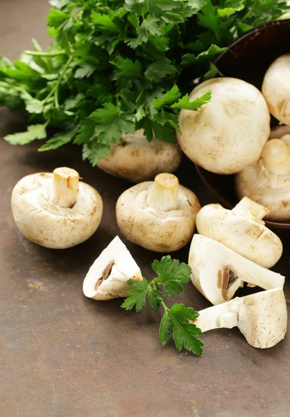 doğal organik ham mantar petrol masada