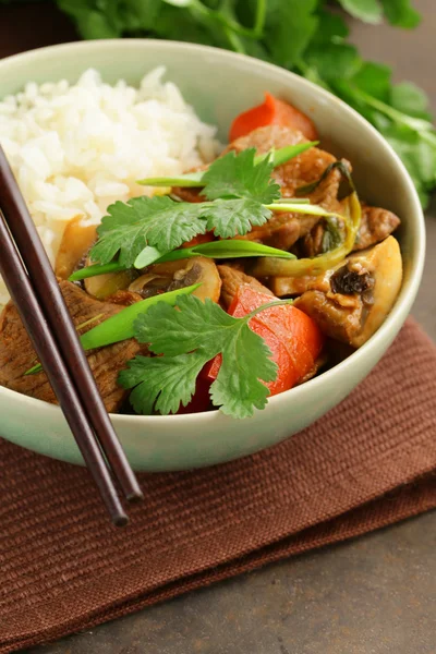 Traditional Asian food - white rice and meat with vegetables in soy sauce — Stock Photo, Image