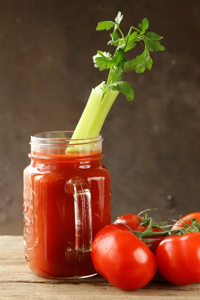 Jus de tomate frais dans un bocal en verre sur la table — Photo