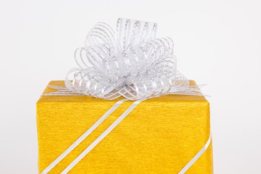 Hediye kutuları altın şerit yay ile