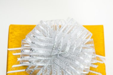 Beyaz arka plan üzerinde gümüş şerit yay ile hediye kutuları.