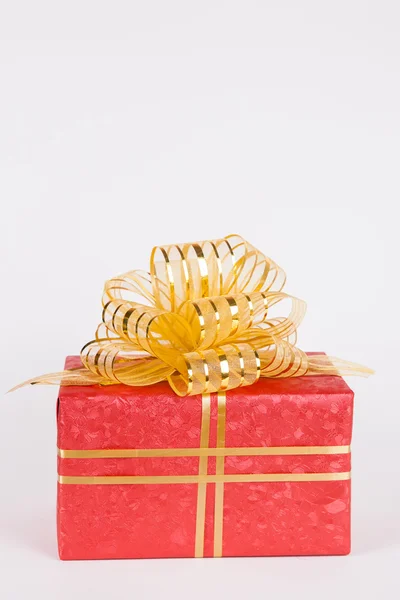 Einzige rote Geschenkbox mit goldenem Band . — Stockfoto