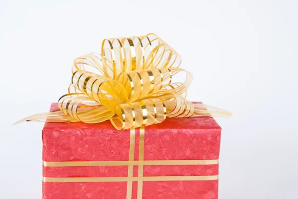 Einzige rote Geschenkbox mit goldenem Band . — Stockfoto