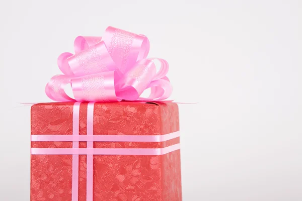 Caja de regalo roja con cinta rosa y lazo  . — Foto de Stock