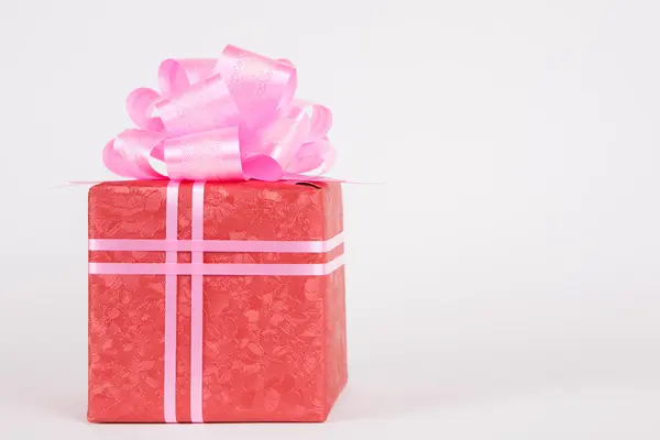 Caja de regalo roja con cinta rosa y lazo  . — Foto de Stock