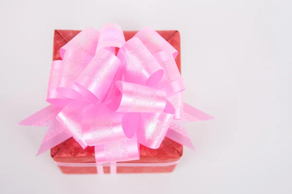 Rote Geschenkbox mit rosa Schleife und Schleife . — Stockfoto
