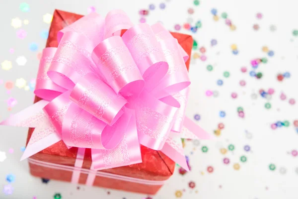 핑크 리본 및 활 빨간 선물 상자 — 스톡 사진