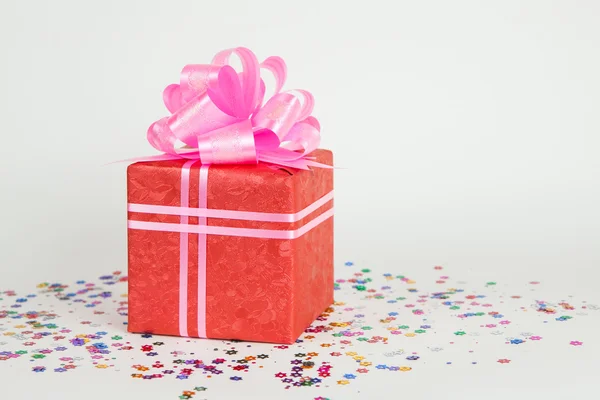 Rote Geschenkbox mit rosa Schleife und Schleife — Stockfoto