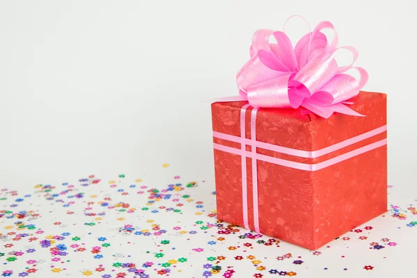 Rote Geschenkbox mit rosa Schleife und Schleife — Stockfoto