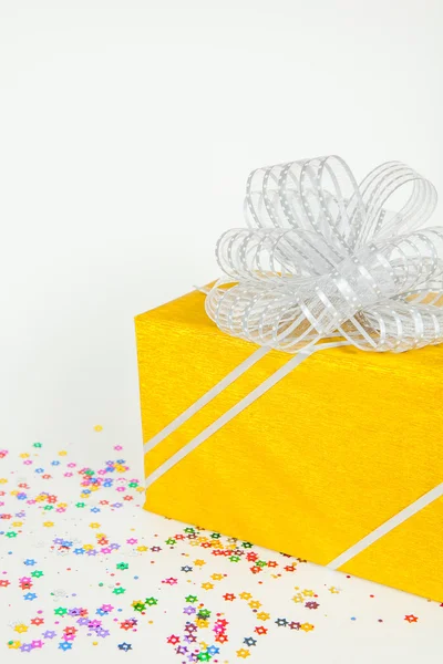 Cajas de regalo con lazo de cinta plateada sobre fondo blanco . — Foto de Stock
