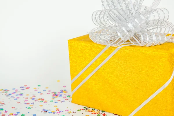 Cajas de regalo con lazo de cinta plateada sobre fondo blanco . — Foto de Stock