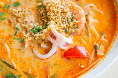 Tom Yum deniz ürünleri