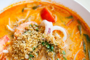 Tom Yum deniz ürünleri