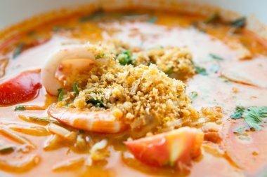 Tom Yum deniz ürünleri
