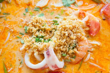 Tom Yum deniz ürünleri