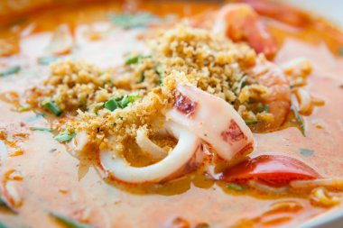 Tom Yum deniz ürünleri