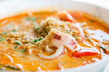 Tom Yum deniz ürünleri