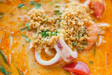 Tom Yum deniz ürünleri