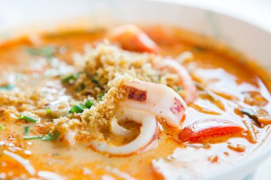 Tom Yum deniz ürünleri