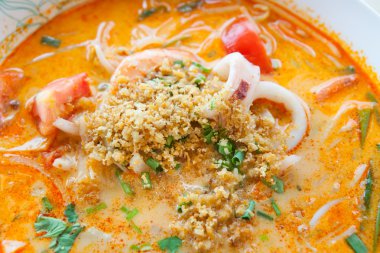 Tom Yum deniz ürünleri