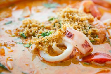 Tom Yum deniz ürünleri