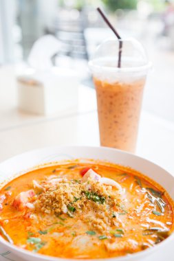 Tom Yum deniz ürünleri