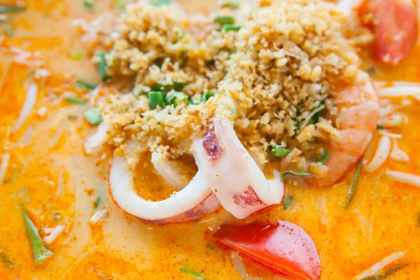 Tom Yum deniz ürünleri