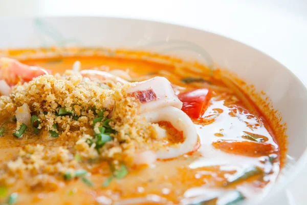 Tom Yum deniz ürünleri