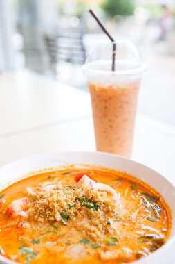 Tom Yum deniz ürünleri