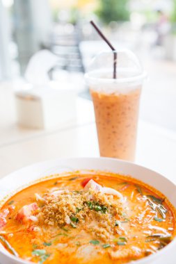 Tom Yum deniz ürünleri