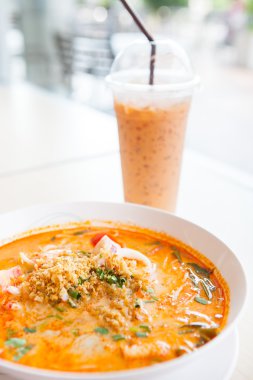 Tom Yum deniz ürünleri