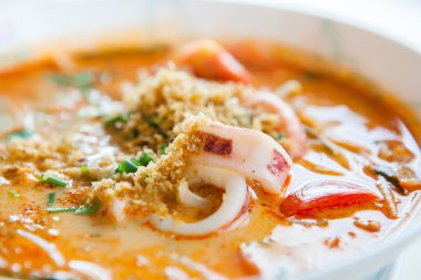 Tom Yum deniz ürünleri