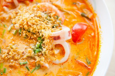 Tom Yum deniz ürünleri