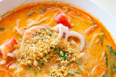 Tom Yum deniz ürünleri