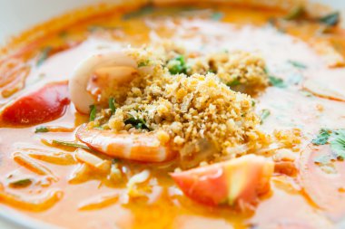 Tom Yum deniz ürünleri