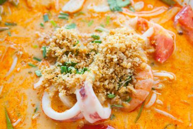 Tom Yum deniz ürünleri