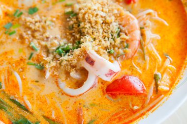 Tom Yum deniz ürünleri