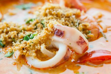 Tom Yum deniz ürünleri